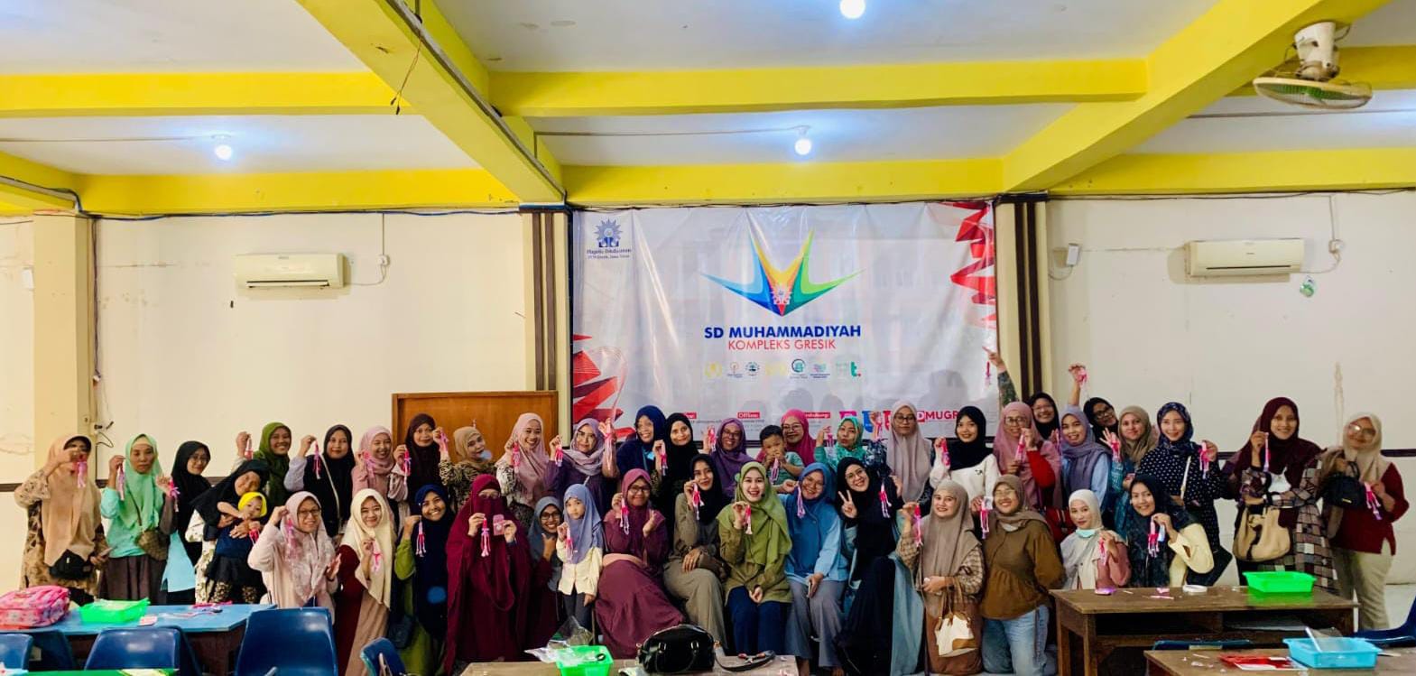 Wali murid Prasekolah SD Muhammadiyah Kompleks Gresik mengasah keterampilan hidup melalui pembuatan gantungan kunci makrame yang bernilai estetika serta peluang wirausaha kreatif di Aula Sang Surya.