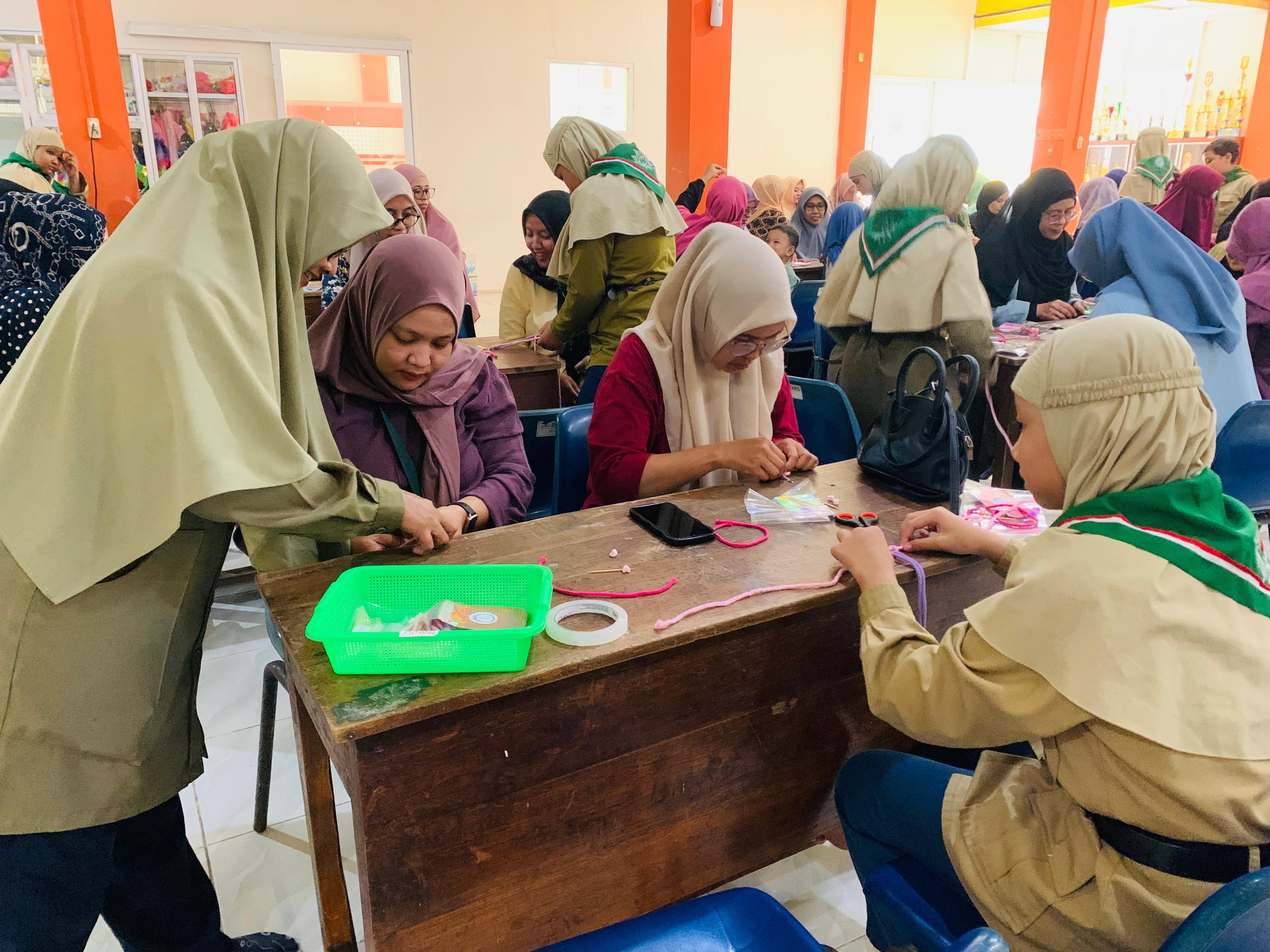 Wali murid Prasekolah SD Muhammadiyah Kompleks Gresik mengasah keterampilan hidup melalui pembuatan gantungan kunci makrame yang bernilai estetika serta peluang wirausaha kreatif di Aula Sang Surya.
