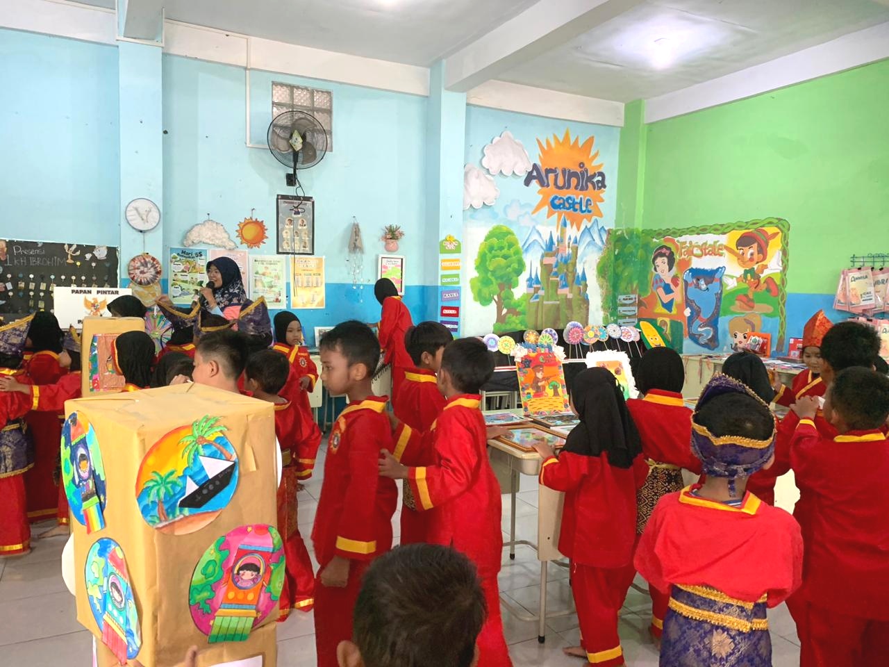 Stan-stan kelas di SD Muhammadiyah 1 Kebomas dipenuhi proyek siswa, presentasi eksperimen, dan karya literasi yang menunjukkan pembelajaran aktif dan aplikatif.