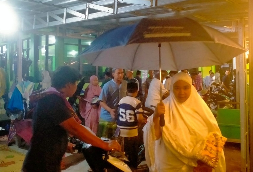 Rintik Hujan Mengiringi Tarawih Perdana di Baitul Hasanah Ambarawa