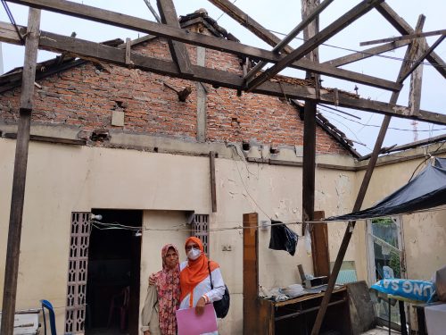 Atap Rumahnya Runtuh, Pensiunan Guru di Sidoarjo Menanti Kepedulian