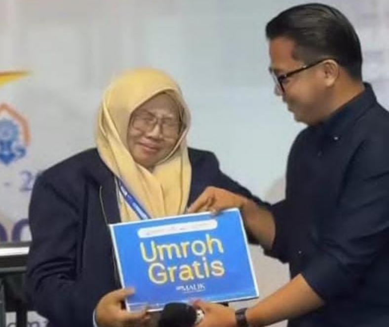 Tangis Guru Smamda saat Terima Hadiah Umrah dari Muridnya