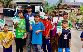 Menembus Lumpur Aceh Tamiang, DMC RS Aisyiyah Bojonegoro menjaga asa kemanusiaan. Permukiman warga porak-poranda, rumah-rumah rusak berat, terendam lumpur. Para penyintas masih bertahan di tenda darurat dengan kondisi yang memprihatinkan