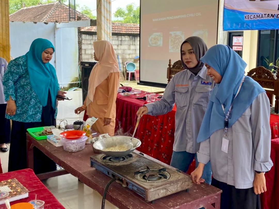 Mahasiswa KKN Universitas Muhammadiyah Gresik memberdayakan ibu-ibu PKK Desa Dawarblandong dengan mengolah kelimpahan hasil panen cabai menjadi produk bernilai ekonomis tinggi guna meningkatkan kesejahteraan warga desa.