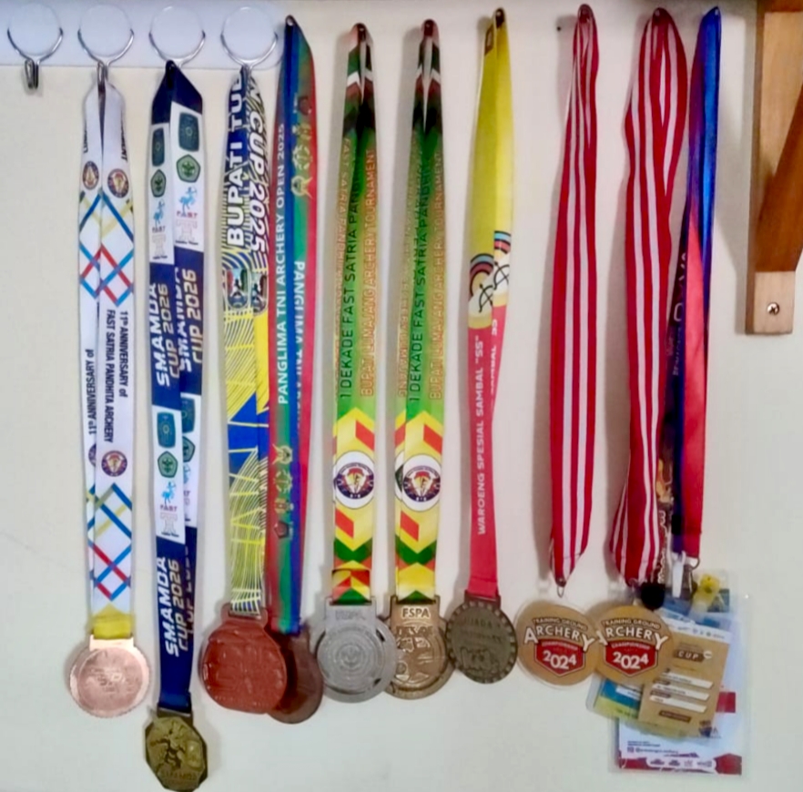 Kisah perjuangan Nabilah Ayu Azalia, siswi kelas IV Mugeb Primary School, menaklukkan lomba panahan nasional. Tentang latihan, kegagalan, doa ibu, dan keberanian berdiri tegak di jarak 20 meter.