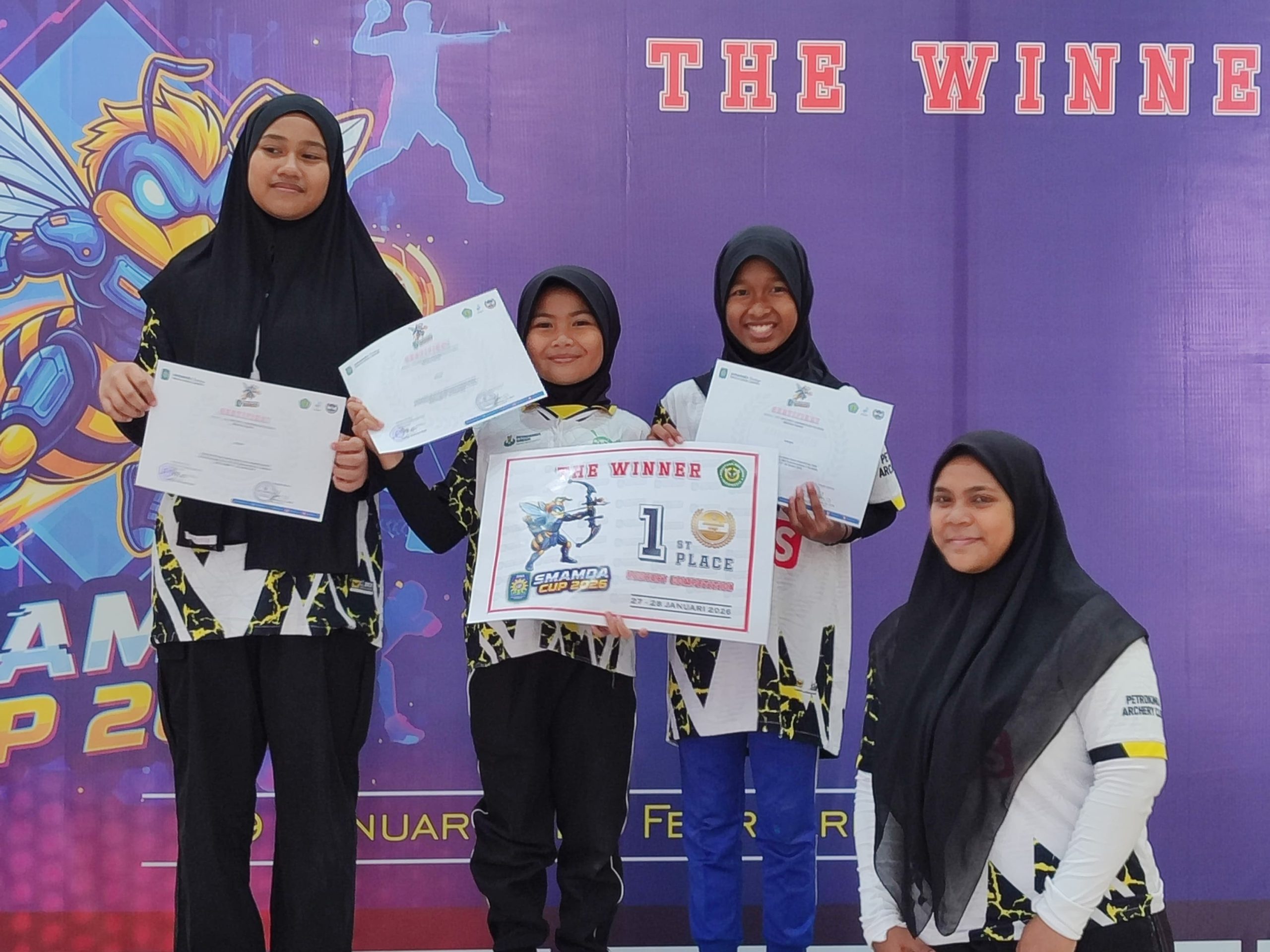 Kisah perjuangan Nabilah Ayu Azalia, siswi kelas IV Mugeb Primary School, menaklukkan lomba panahan nasional. Tentang latihan, kegagalan, doa ibu, dan keberanian berdiri tegak di jarak 20 meter.