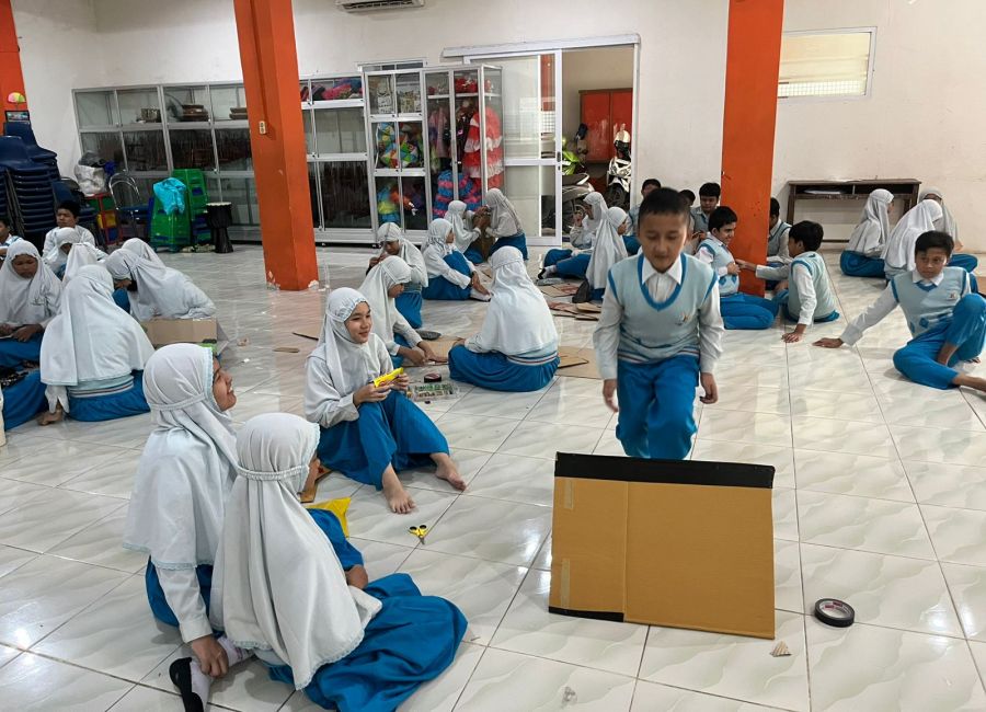 Belajar membuat poa dilakukan murid kelas 6 SD Muhammadiyah Kompleks Gresik (SD Mugres) Kampus A.