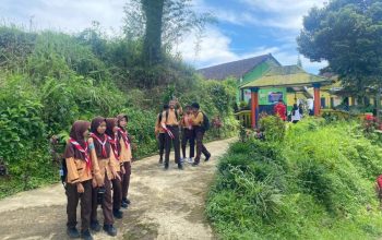 Sekolah itu terletak di atas bukit, di atasnya homestay kebun teh milik PT Perkebunan I Kertowono. Tiap pagi siswa berjalan dari rumah menuju sekolah menembus kabut.