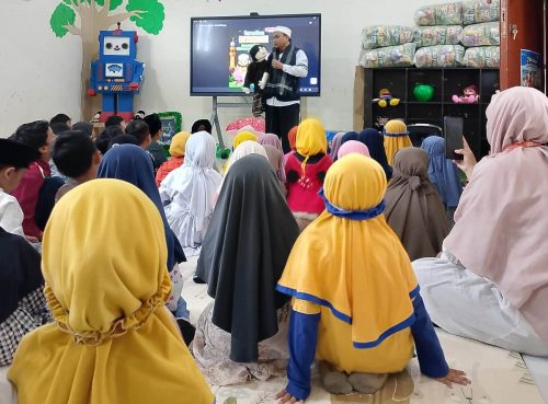 Kisah sahabat Nabi, Abdullah bin Maktum, membuat takjub anak-anak Taman Kanak-kanak Islam Terpadu (TKIT) Rumah Pelangi di Jln. Perum Puri Indah Kota Batu, Jumat (27/2/2026).