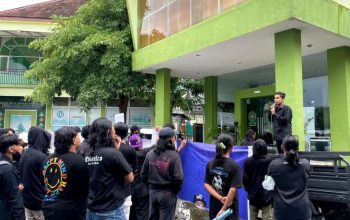 Mahasiswa UNU Pasuruan demonstrasi kepada rektor dengan enam tuntutan. (Tagar.co/Rodiyan Riski)