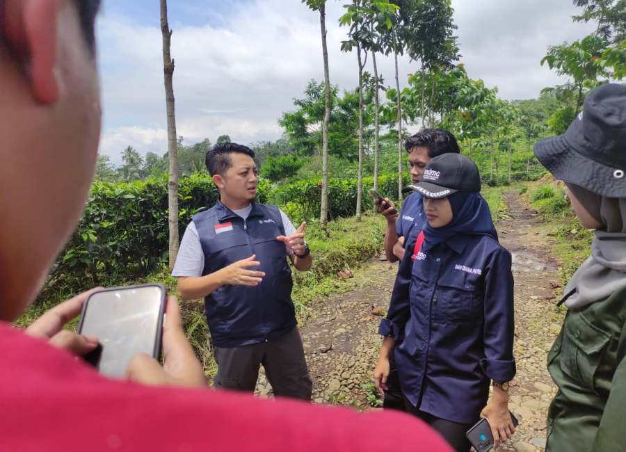 Praktik liputan berita berlangsung di hari kedua. Peserta pelatihan jurnalistik memberanikan diri wawancara narasumber.