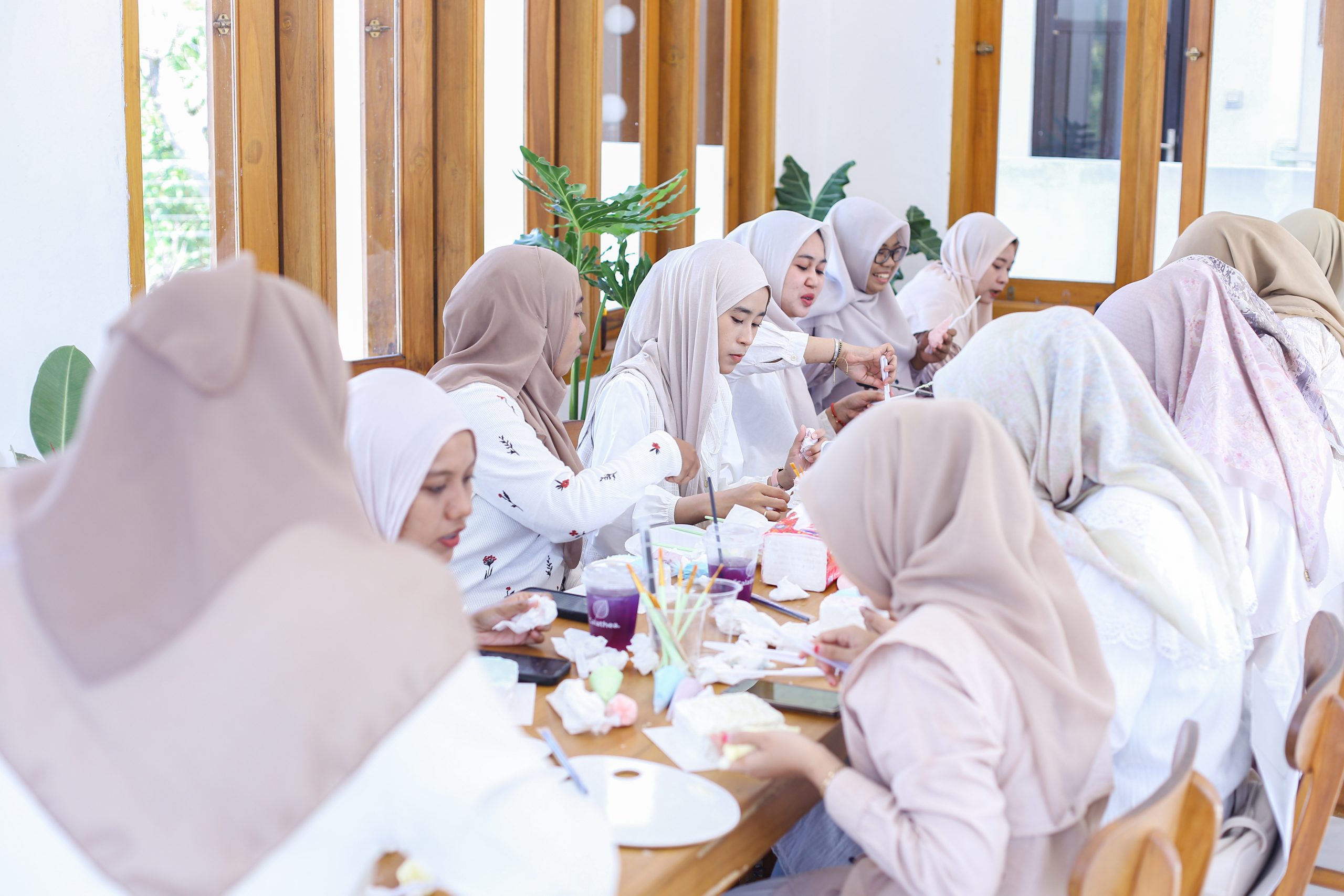Dua belas perempuan berkarya. Belajar melukis di atas kue. Mereka mencoba berani tanpa takut salah, berbagi tawa, membawa pulang hasil lukisan, bunga, dan semangat merawat diri bersama.