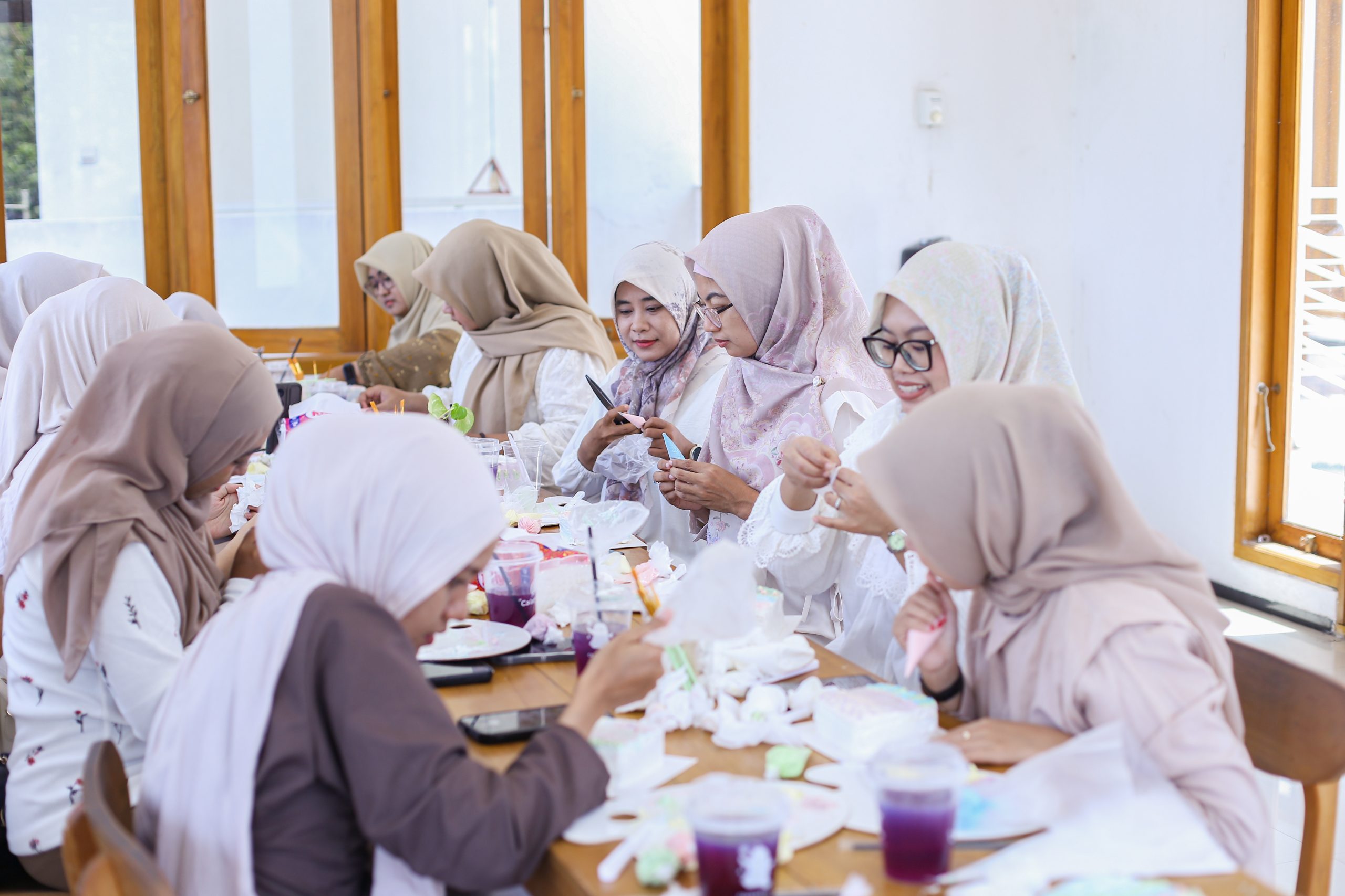 Dua belas perempuan berkarya. Belajar melukis di atas kue. Mereka mencoba berani tanpa takut salah, berbagi tawa, membawa pulang hasil lukisan, bunga, dan semangat merawat diri bersama.