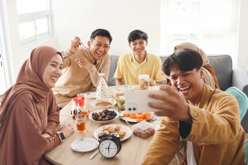 Ramadan di Ujung Waktu: Belajar Menahan, Belajar Bertahan