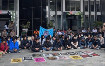 Aliansi BEM Pasuruan Raya menuntut polisi menangkap pelaku penyiraman air keras kepada aktivis Kontras. (Tagar.co/Waisul Quroni)