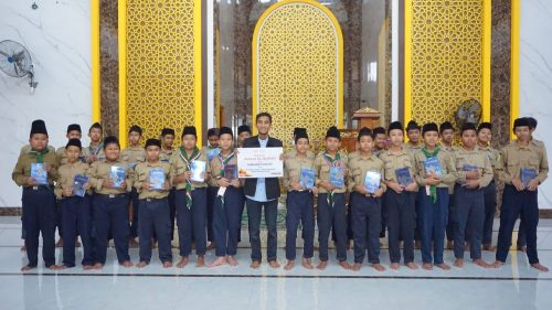 Lazismu, PT Aldzama, dan Komunitas Menara Cahaya berkolaborasi mendistribusikan ratusan mushaf Al-Qur'an ke tiga pesantren Muhammadiyah di Gresik guna memperkuat semangat para santri penghafal Kalamullah.