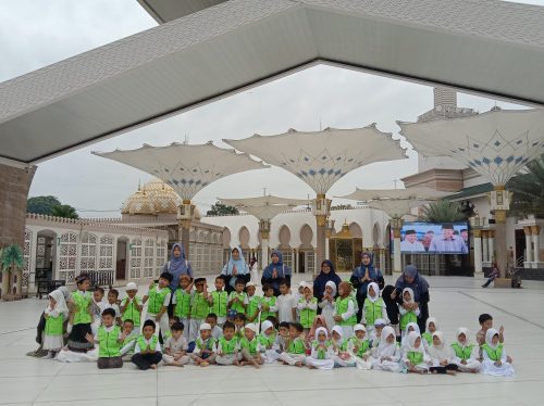 Menanam Cinta Masjid sejak Dini dari Replika Masjid Nabawi di Blitar