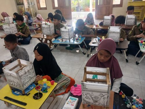 Puluhan siswa SD Muhammadiyah 1 Kebomas mengikuti lomba mewarnai Damar Kurung bersama K3S Kebomas. Kreativitas mereka melahirkan karya warna-warni sekaligus mengenalkan seni rupa khas Gresik kepada generasi muda.