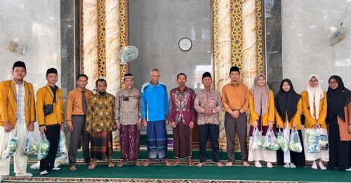 Santri MBS Madinatul Ilmi Gresik Salurkan Zakat dan Bingkisan Ramadan untuk Warga Desa Kramat