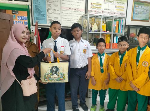 Berbagi Kebahagiaan Ramadan, Ikwam SD Mumtas Kunjungi SLB Karya Bakti