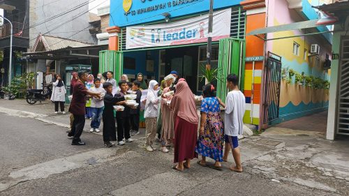 Dari Jalan Baratajaya hingga Stasiun Gubeng, Siswa SD Muhammadiyah 16 Surabaya Tebar Takjil