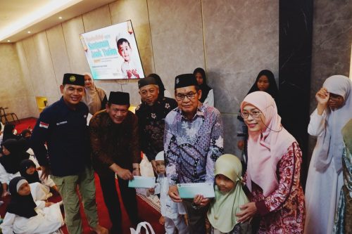 Kolaborasi Lazismu PCM Sepanjang dan RS Siti Khodijah menyalurkan 250 paket santunan ke 13 panti asuhan, memperkuat solidaritas AUM dan menghadirkan kebahagiaan menyambut Ramadan.