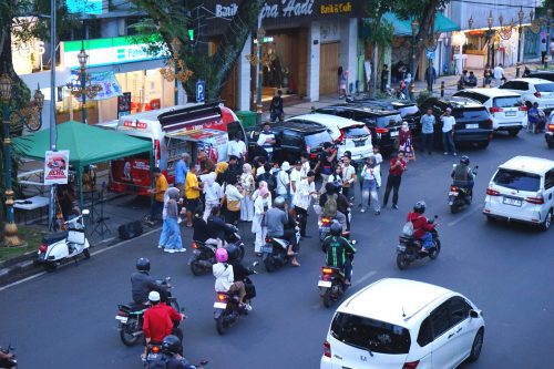 Ngabuburit di Kayutangan: Ada Buku, Ecoprint, hingga Dapur Live Cooking