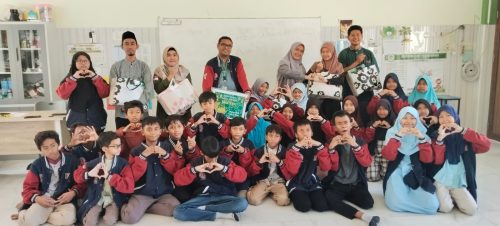 Parcel Lebaran dari Wali Murid Hangatkan Kebersamaan Guru SD Almadany