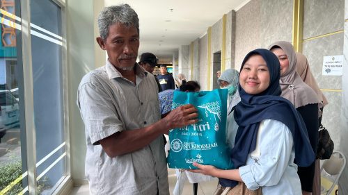 AUM Kesehatan dan Lazismu PCM Sepanjang bersinergi menyalurkan 825 paket sembako kepada warga dan kader Muhammadiyah sebagai wujud nyata kepedulian sosial demi kesejahteraan umat di Sepanjang.