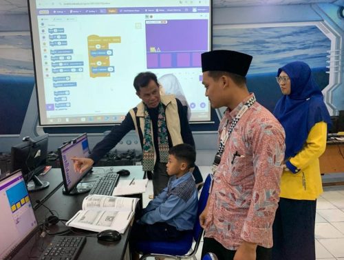 SD Muhammadiyah 1 GKB Gresik resmi ditetapkan sebagai sekolah model pembelajaran mendalam, koding, dan AI, menguatkan inovasi pendidikan berbasis teknologi dan karakter siswa.
