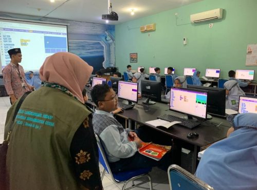 SD Muhammadiyah 1 GKB Gresik resmi ditetapkan sebagai sekolah model pembelajaran mendalam, koding, dan AI, menguatkan inovasi pendidikan berbasis teknologi dan karakter siswa.