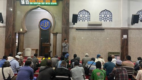 Lazismu Sepanjang merangkul 50 pengayuh becak dalam kajian spiritual dan penyaluran santunan paket Lebaran untuk memperkuat niat ibadah serta kesejahteraan ekonomi mereka di bulan suci Ramadan.