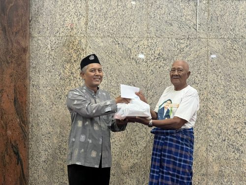 Pengayuh Becak di Sepanjang Menjemput Berkah di Masjid Al-Manar