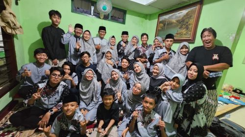 Tujuh saudara Bani Moh. Hasjim Thohir Djaelani kembali berkumpul saat Idulfitri di Surabaya. Mereka merajut kembali silaturahmi melalui canda tawa, permainan, dan kenangan keluarga yang hangat.