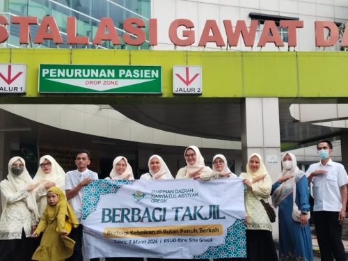 Pimpinan Daerah Nasyiatul Aisyiyah Gresik membagikan 250 paket takjil di RSUD Ibnu Sina. Aksi Ramadan ini menyapa pasien, keluarga, dan tenaga medis yang menunggu berbuka.