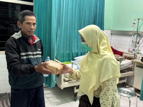 Pimpinan Daerah Nasyiatul Aisyiyah Gresik membagikan 250 paket takjil di RSUD Ibnu Sina. Aksi Ramadan ini menyapa pasien, keluarga, dan tenaga medis yang menunggu berbuka.