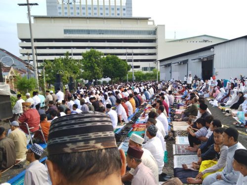 Khotbah Idulfitri di GKB mengajak umat Islam bersatu dalam satu kalender global, menegaskan Ramadan sebagai madrasah pembentuk insan beriman, tulus, dan berintegritas sejati.