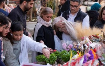‎Takbir tetap berkumandang di negeri-negeri yang dilanda konflik. Perayaan hari raya Idulfitri mewarnai rumah-rumah, tapi bayangan bom meledak menahan tawa bebas.