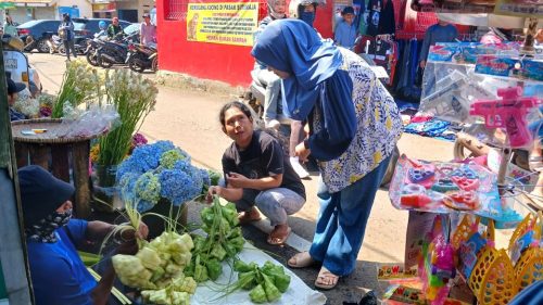Ketupat dalam bahasa Jawa disebut kupat diartikan ngaku lepat atau mengaku salah. Hal ini ditunjukkan melalui tradisi silaturahmi, sungkem kepada orang tua saat Lebaran untuk meminta maaf.
