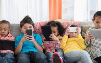 Media sosial telah menyita ruang dan waktu anak-anak yang bebas mengaksesnya. Kekhawatiran mereka terpapar pornografi, penipuan, hingga kecanduan digital. Keluarnya peraturan menteri yang membatasi masih diperdebatkan efektivitasnya.