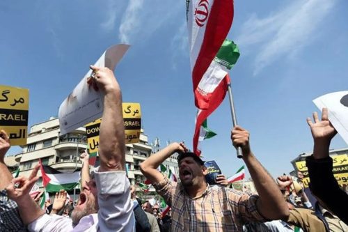 Sunni dan Syiah memiliki perbedaan teologis mendasar, namun dalam isu geopolitik perang Iran-Israel, dukungan ini berfokus pada tujuan bersama melawan hegemoni Barat dan pendudukan Israel atas Palestina.