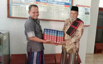 Masjid Al-Jihad Muhammadiyah Takerharjo, Solokuro, Lamongan menerima sumbangan kitab Tafsir Ibnu Katsir 30 Juz terbitan Ummul Qura, Jumat (13/3/2026).