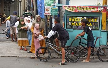 Berbagi takjil dan nonton bersama drama menjadi pengalaman istimewa murid sekolah ini. Ini momen setahun sekali sehingga terasa keakraban sesama teman.