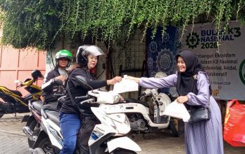 Berbagi takjil di bulan puasa menjadi acara rutin sekolah ini. Acara ini membawa persaudaraan dan keakraban antara guru, murid, dan orang tua.