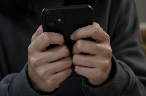 Kecemasan diri di zaman digital bisa muncul karena budaya pamer di media sosial. Suka membandingkan secara berlebihan dengan orang lain.