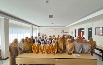 Pengenalan dunia kerja menjadi program SD Muhammadiyah Melirang Gresik. Sejumlah siswa terjun ke sejumlah instansi untuk menyelami lika-liku pekerjaan di lembaga tersebut.
