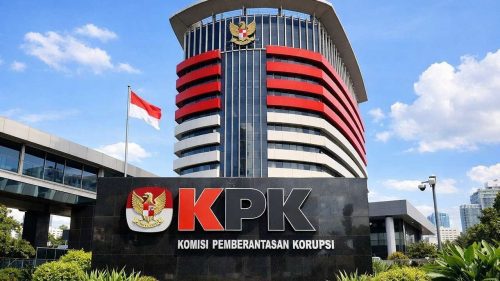 KPK kembali mengemuka setelah muncul revisi undang-undangnya. Ini pertaruhan besar mengenai arah pemberantasan korupsi di Indonesia. Negara ini makin bersih atau malah bejat.