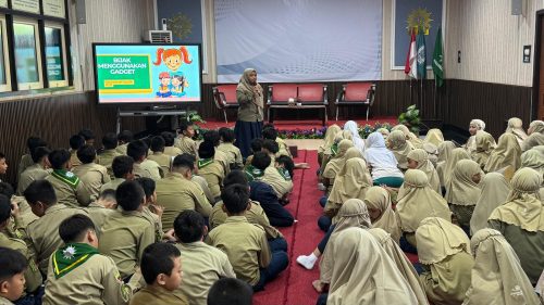 Konselor SD Muhammadiyah 1 GKB Gresik, Dwi Apriliah Pratiwi, mengedukasi siswa kelas V tentang literasi digital guna mendorong penggunaan gawai yang bijak, sehat, dan penuh tanggung jawab.