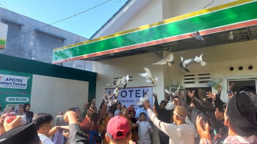 Ketua PWM Jawa Timur meresmikan Apotek Mentari Farma dan Gedung Dakwah sebagai tonggak kemajuan ekonomi serta kesehatan bagi masyarakat Bondowoso dalam momentum hangat pengajian Syawalan.