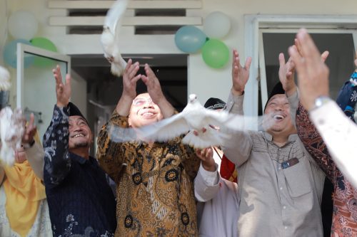 Ketua PWM Jawa Timur meresmikan Apotek Mentari Farma dan Gedung Dakwah sebagai tonggak kemajuan ekonomi serta kesehatan bagi masyarakat Bondowoso dalam momentum hangat pengajian Syawalan.